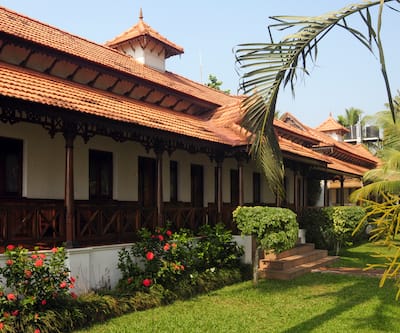 https://imgcld.yatra.com/ytimages/image/upload/t_hotel_yatra_city_desktop/v1391016835/Domestic Hotels/Hotels_Kumarakom/Hotel Cocobay Resort/KMRKM_Cocobay_Resort_Facade.jpg